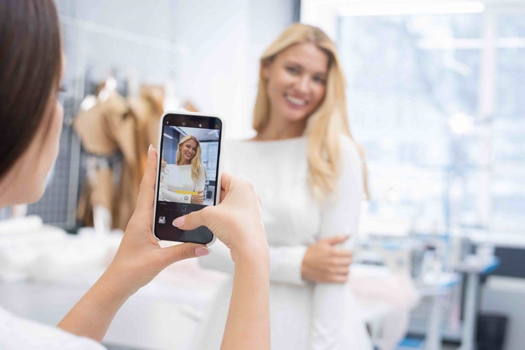 Jeune femme qui se fait prendre en photo