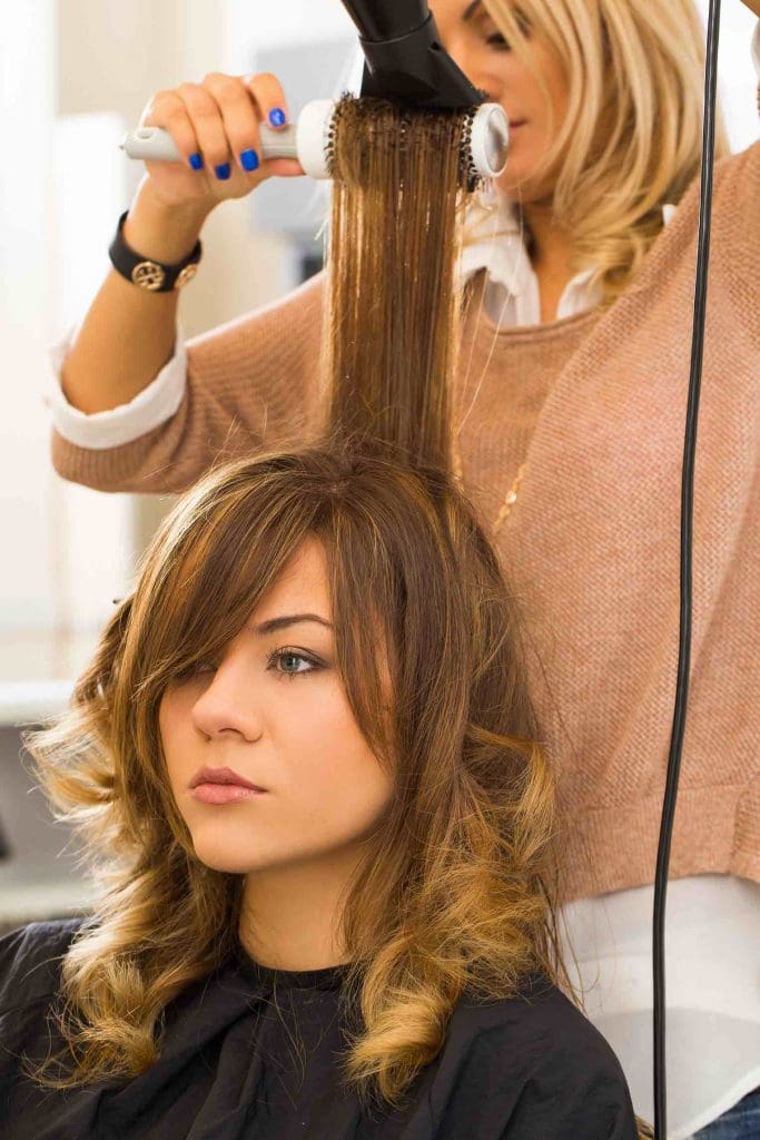 Une jeune femme se fait faire un broshing